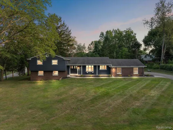 4521 Coachmaker Dr, Bloomfield Hills, MI 48302