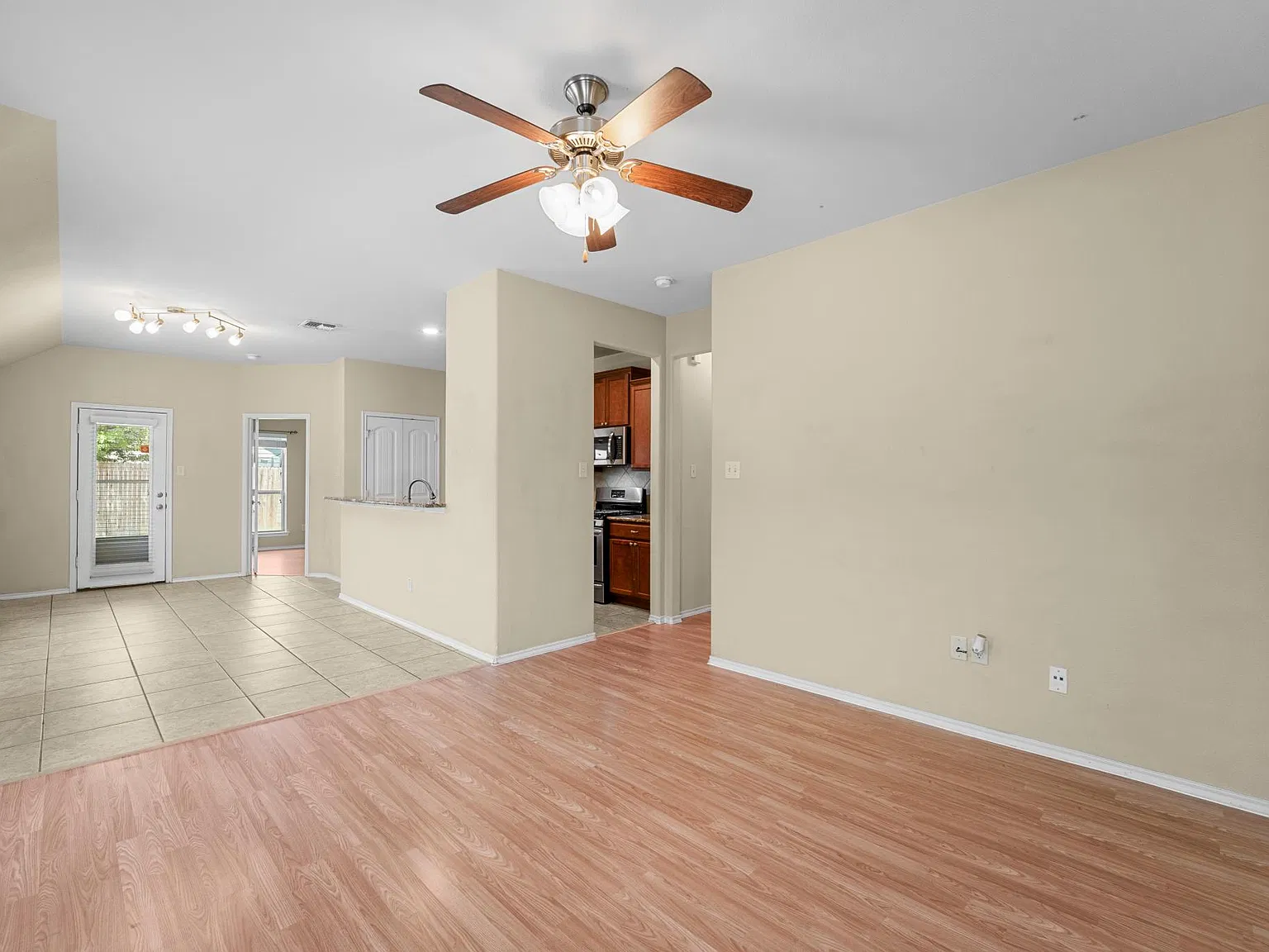 3 bed, 1235 sqft, $2,350 — Photo 3