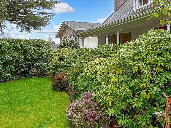 2nd image of 2615 Arbutus Rd
