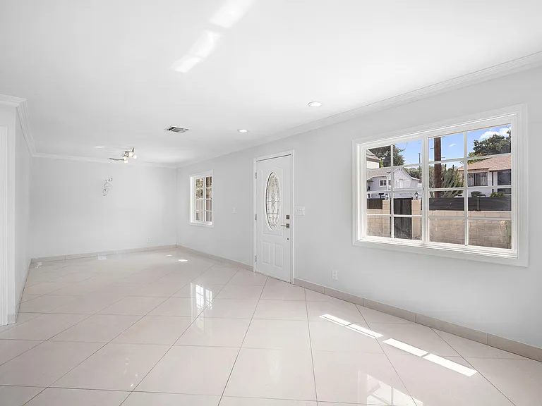 10227 Helendale Ave — Photo 6
