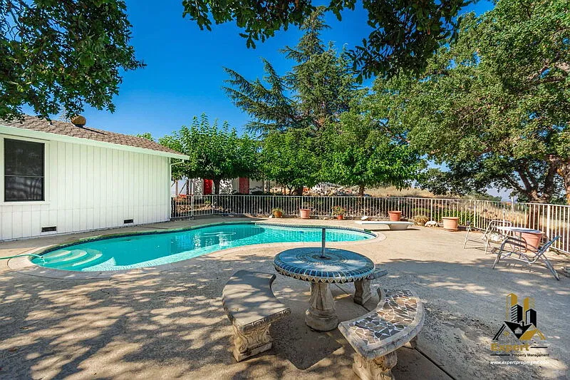 2 bed, 2.0 bath, 2164 sqft, $4,995 — Photo 3