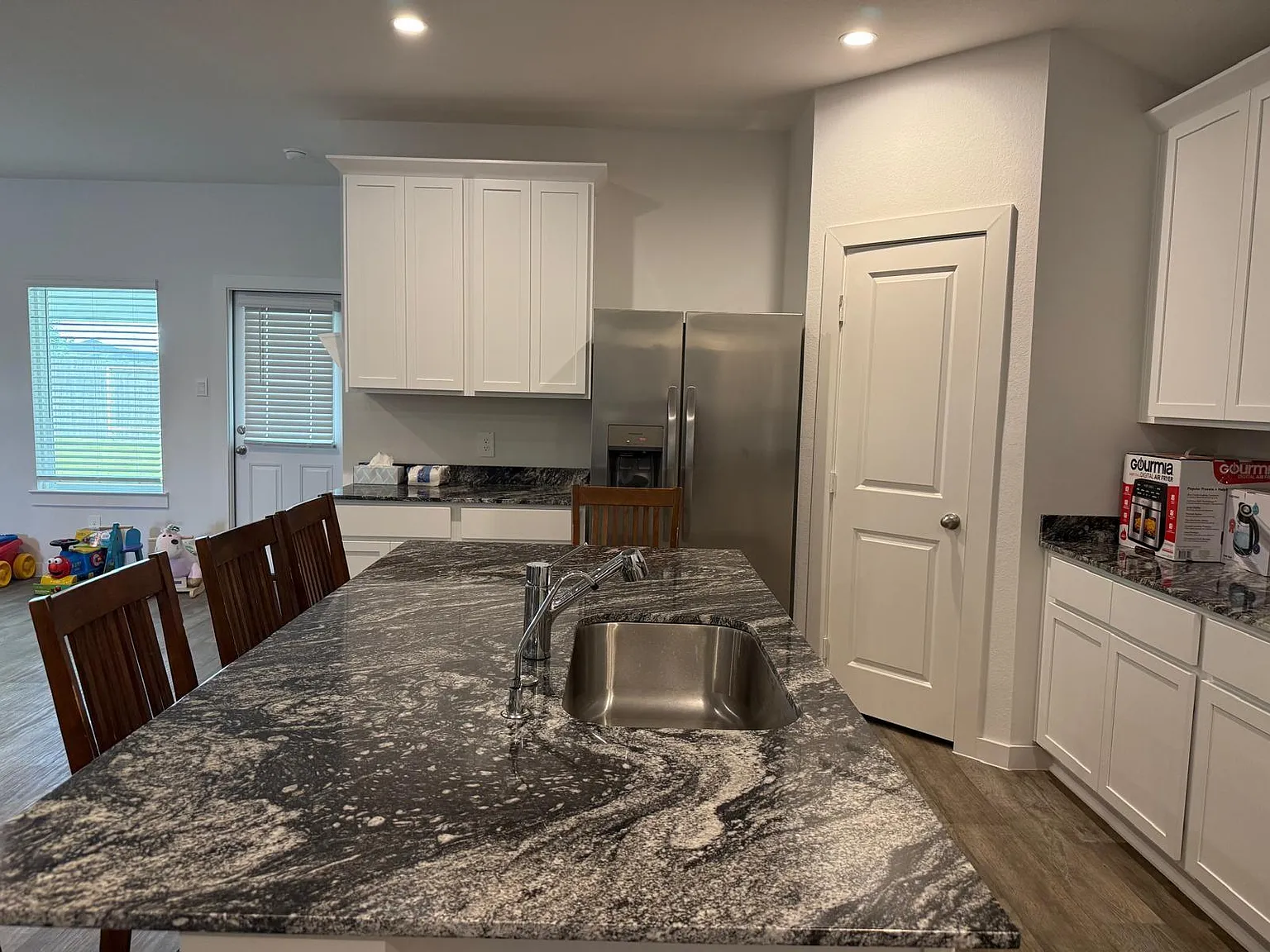 5 bed, 3.0 bath, 2607 sqft, $2,595 — Photo 4