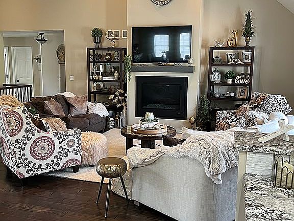 2nd image of 3 Cypress Ln