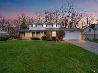 6105 Pinecroft Dr, West Bloomfield, MI