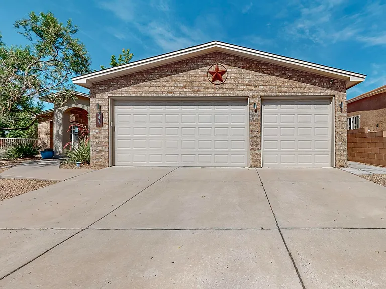 Petra Ct NE — Photo 1