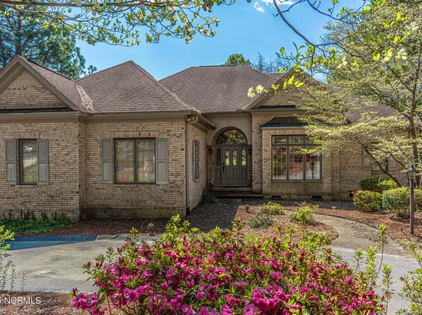 215 Plantation Dr, Southern Pines, NC 28387