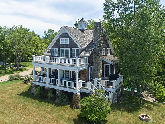 2nd image of 611 Lake Shore Dr