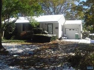 611 Freeland Ave, Paramus, NJ 07652
