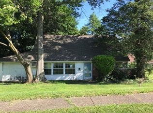 73 Trail Rd, Levittown, PA 19056