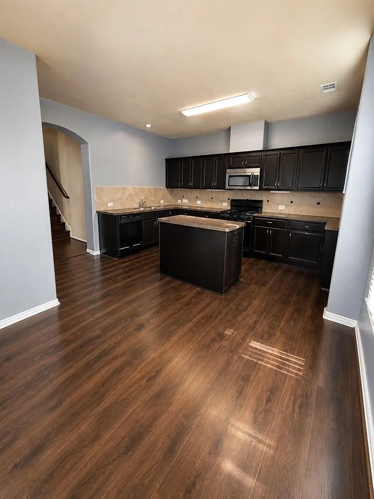 4 bed, 3.5 bath, $2,860 — Photo 4