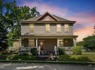 109 Garfield St NW, Cascade, IA 52033