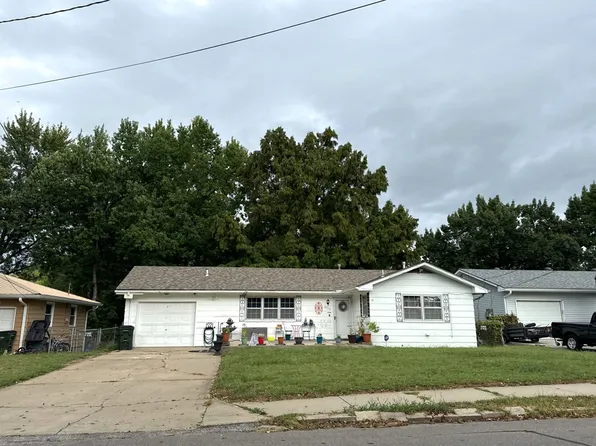 2715 S 15th St, Leavenworth, KS 66048