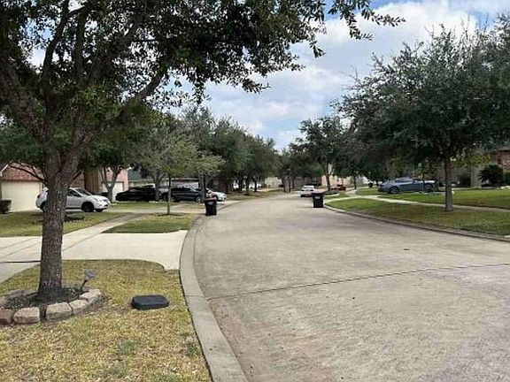 Exterior Neighborhood (street photo)