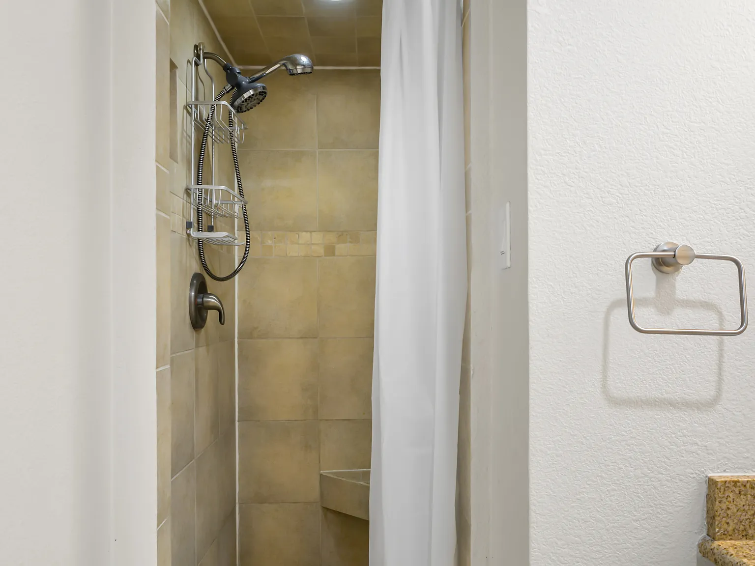 4 bed, 2488 sqft, $3,100 — Photo 3