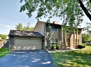 626 Lakeview Ct, Roselle, IL 60172