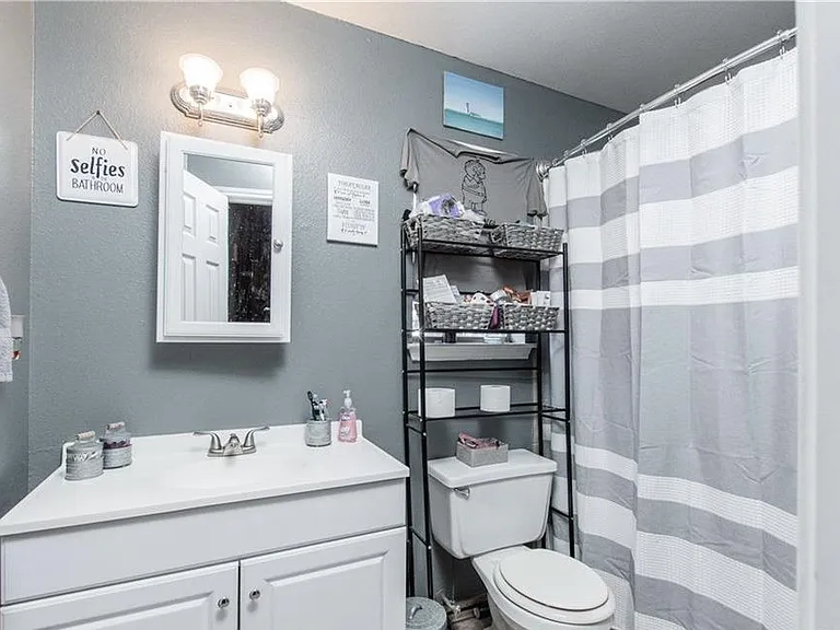 1410 Windsor Cir — Photo 15