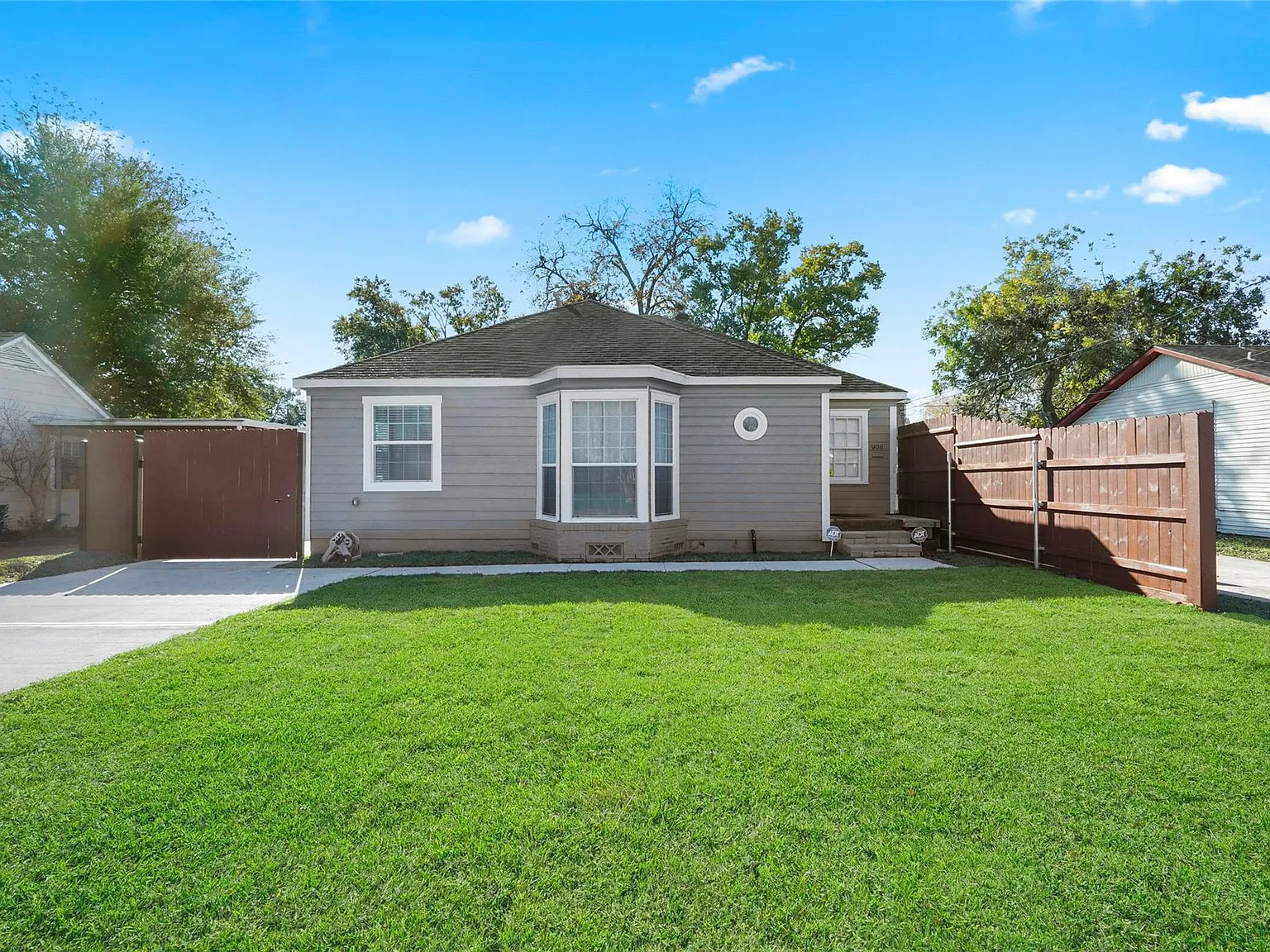 3 bed, 1.0 bath, 1595 sqft, $2,000 — Photo 2