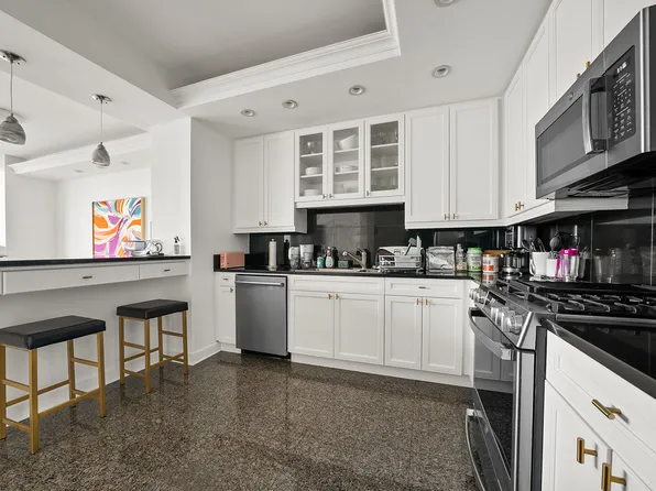 220 Riverside Boulevard 17M image 3 of 8