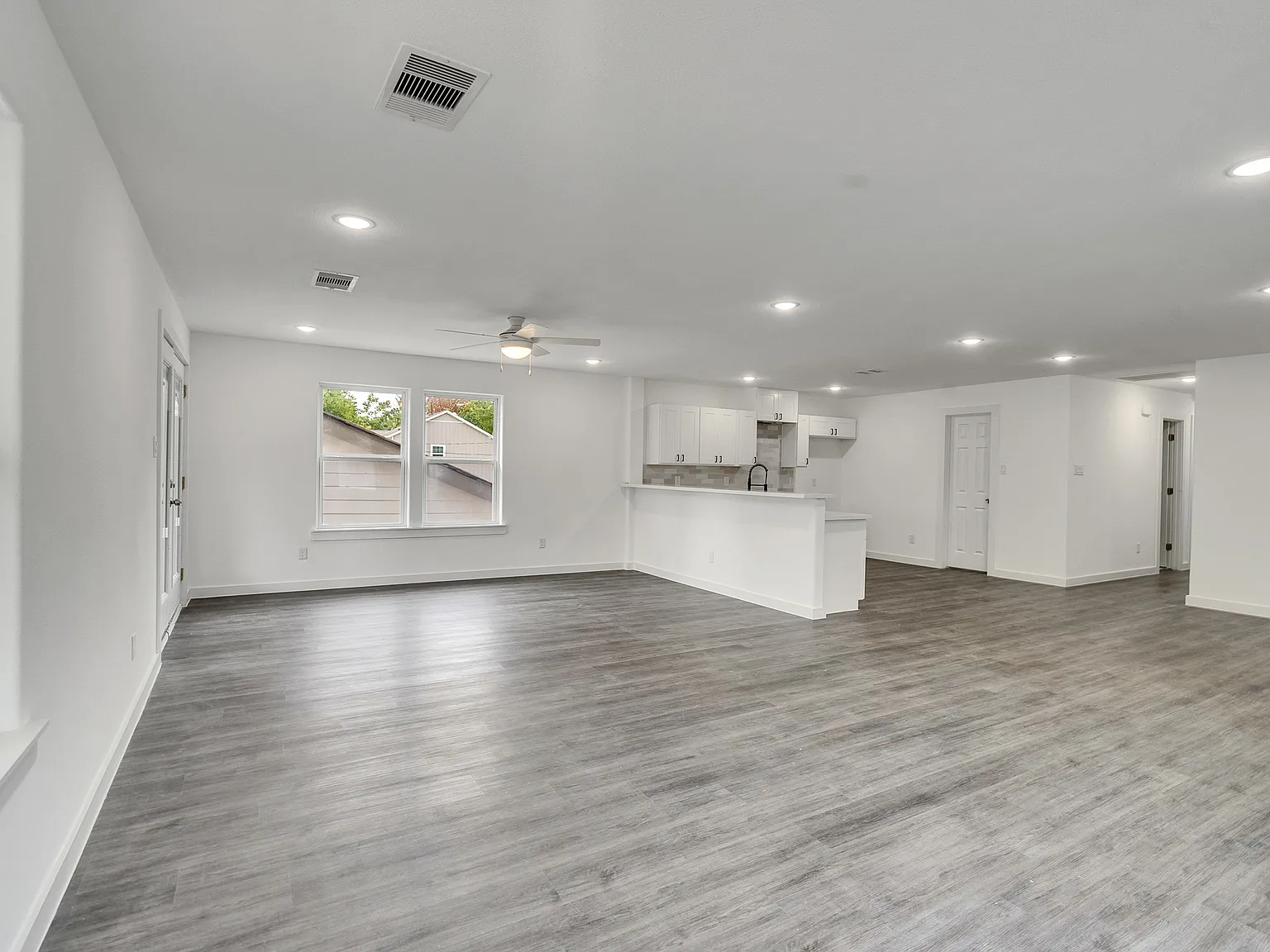 3 bed, 2.5 bath, 1300 sqft, $2,000 — Photo 4