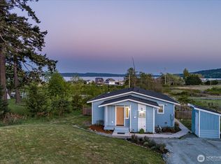 826 Farmington Dr, Greenbank, WA 98253