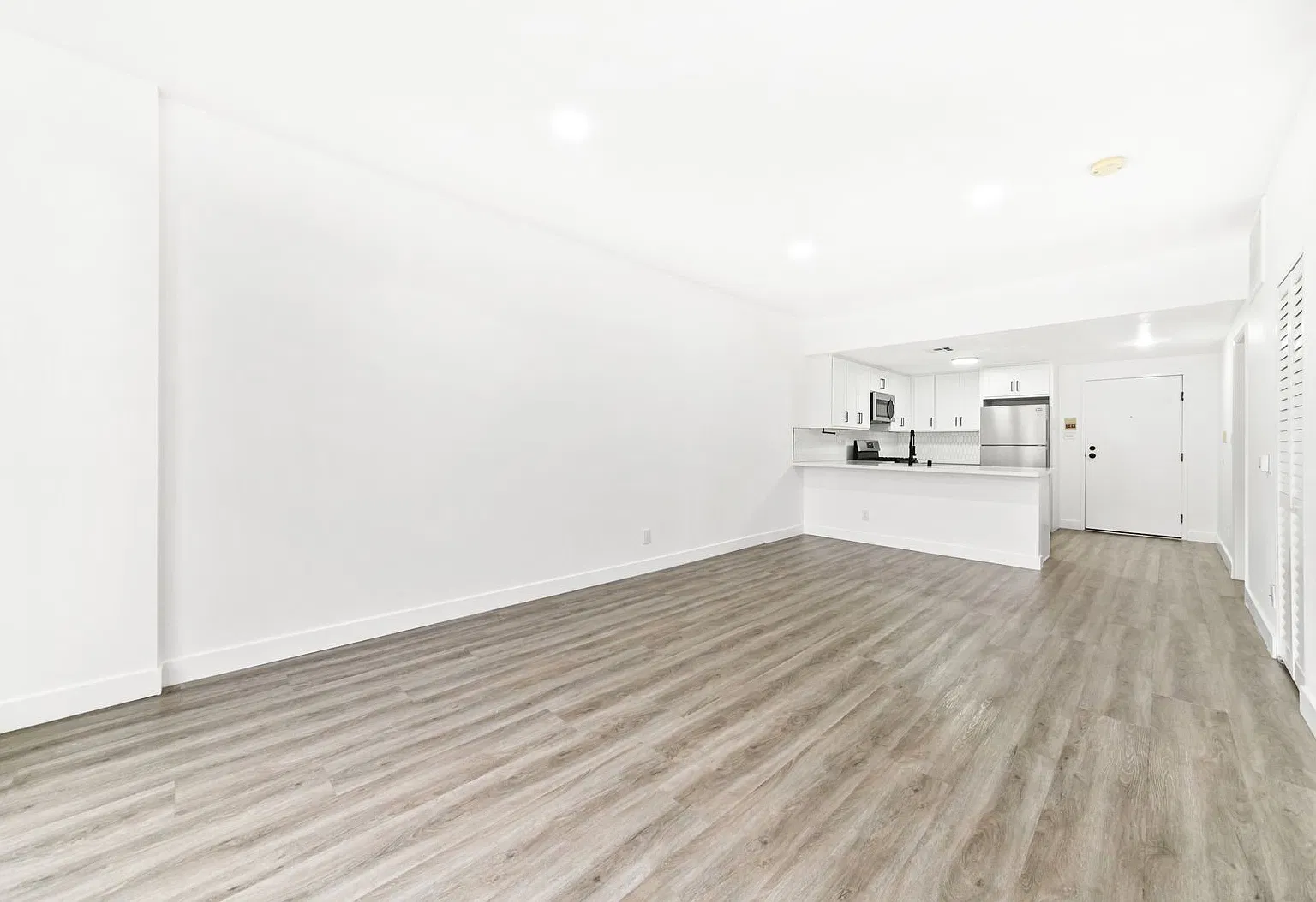 621 N Bronson Ave — Photo 4