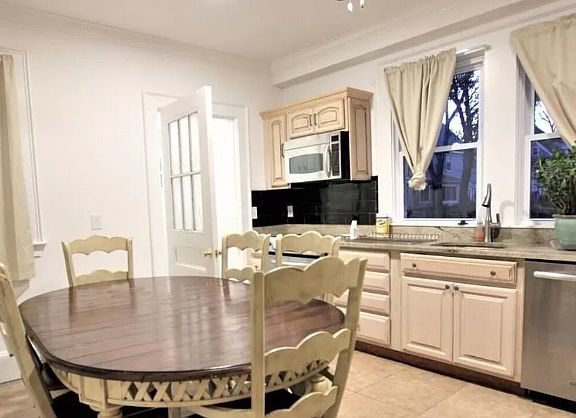 4th image of 18 Holton St #1X