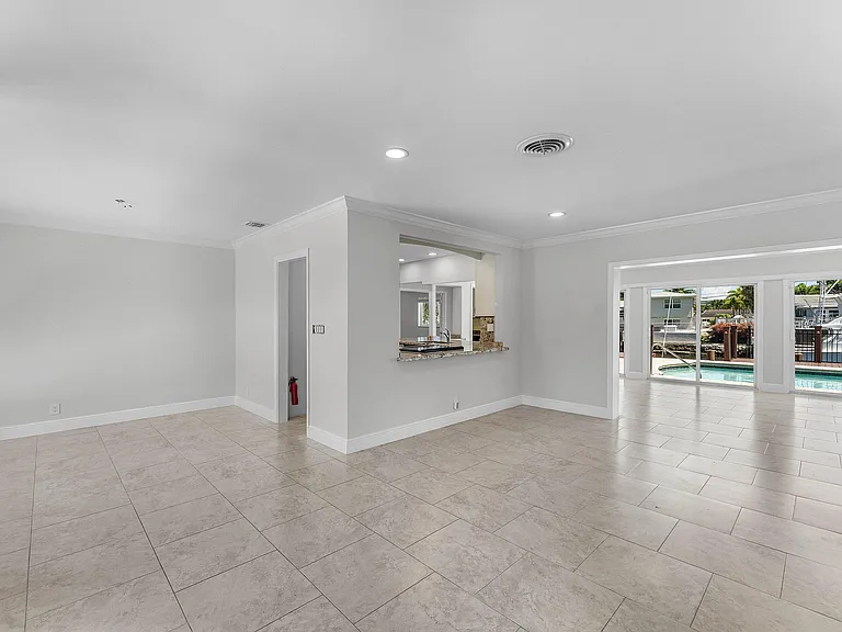 1525 SE 6th St — Photo 4