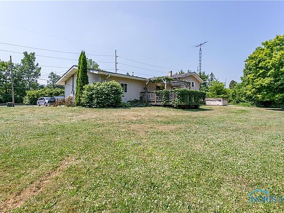 3rd image of 15932 Roachton Rd