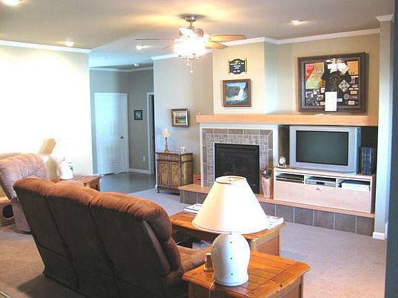 Living Rm w/gas fireplace