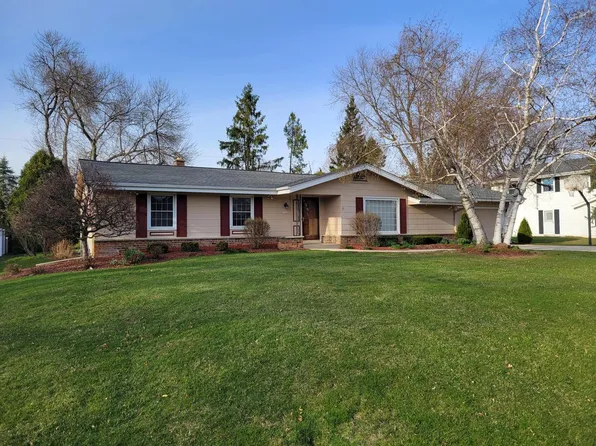 13600 West Forest Knoll DRIVE, New Berlin, WI 53151