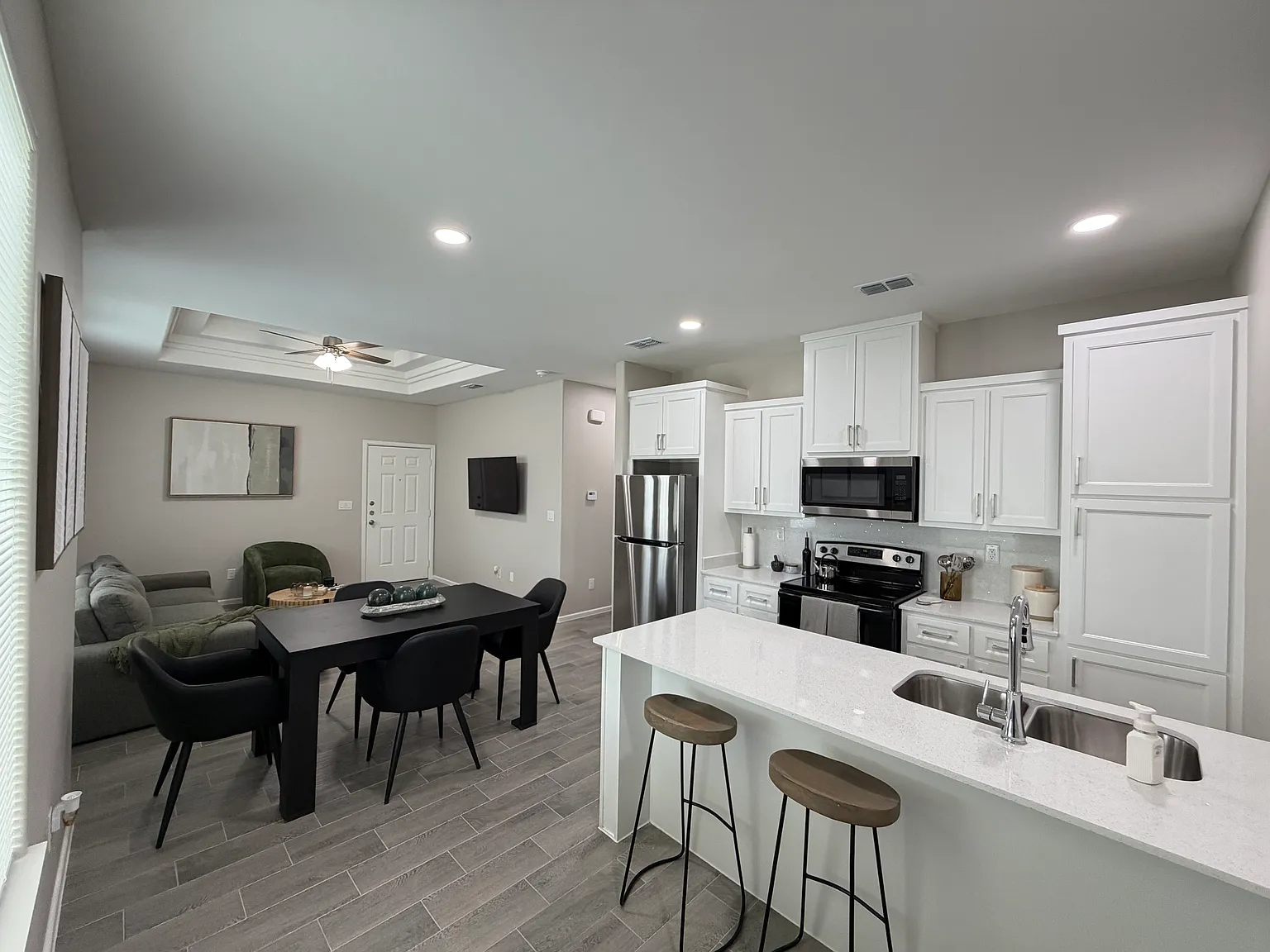 2612 E Harrison Ave — Photo 1