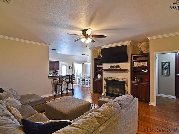 4th image of 606 E Texas Ave