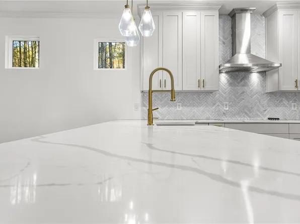 702 Barberry Dr, Woodstock, GA 30188