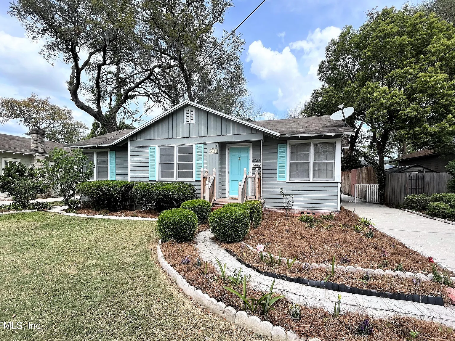 3 bed, 2.0 bath, 1556 sqft, $2,200 — Photo 1