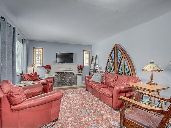 3rd image of 1629 E Crittenden Ave