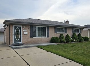 15565 Chestnut St, Roseville, MI 48066