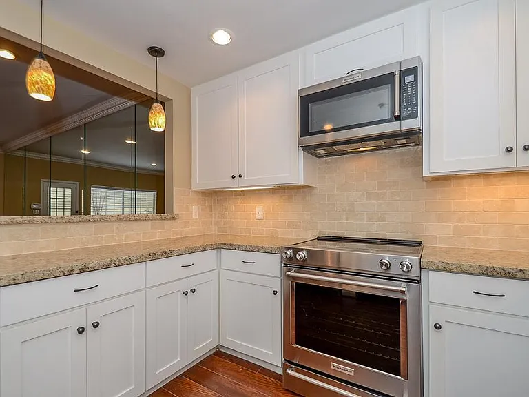 573 N Post Oak Ln — Photo 13
