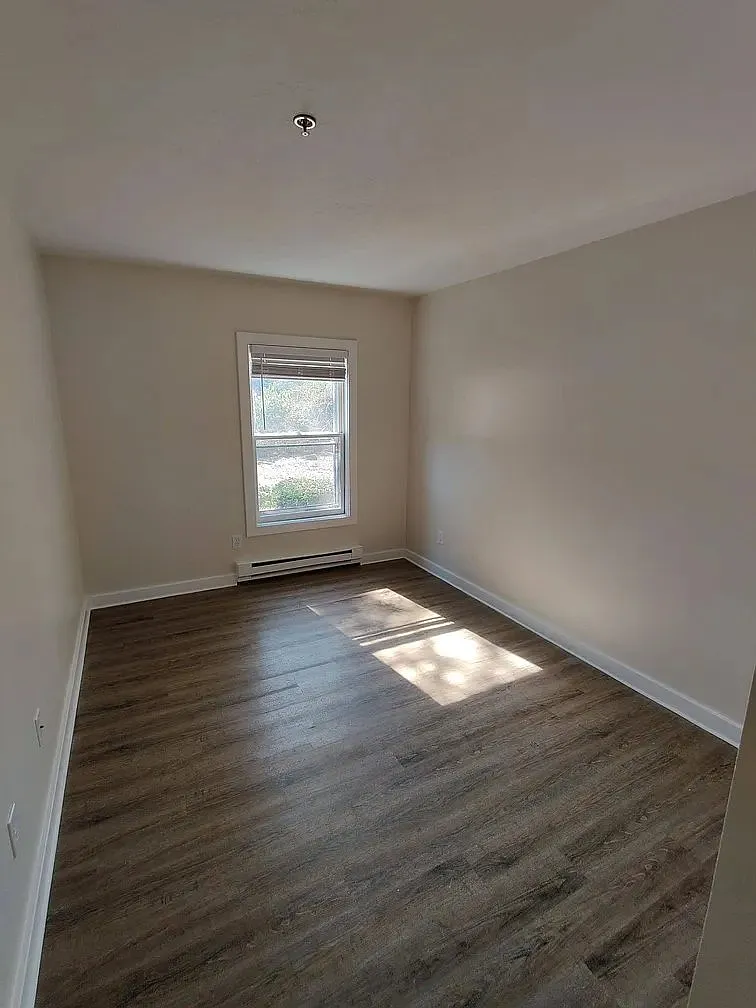 Cozy 3 Bedroom Apartment - Low Move-In Costs! — Photo 4