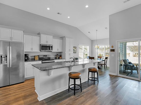 3rd image of 412 Rubia Dr