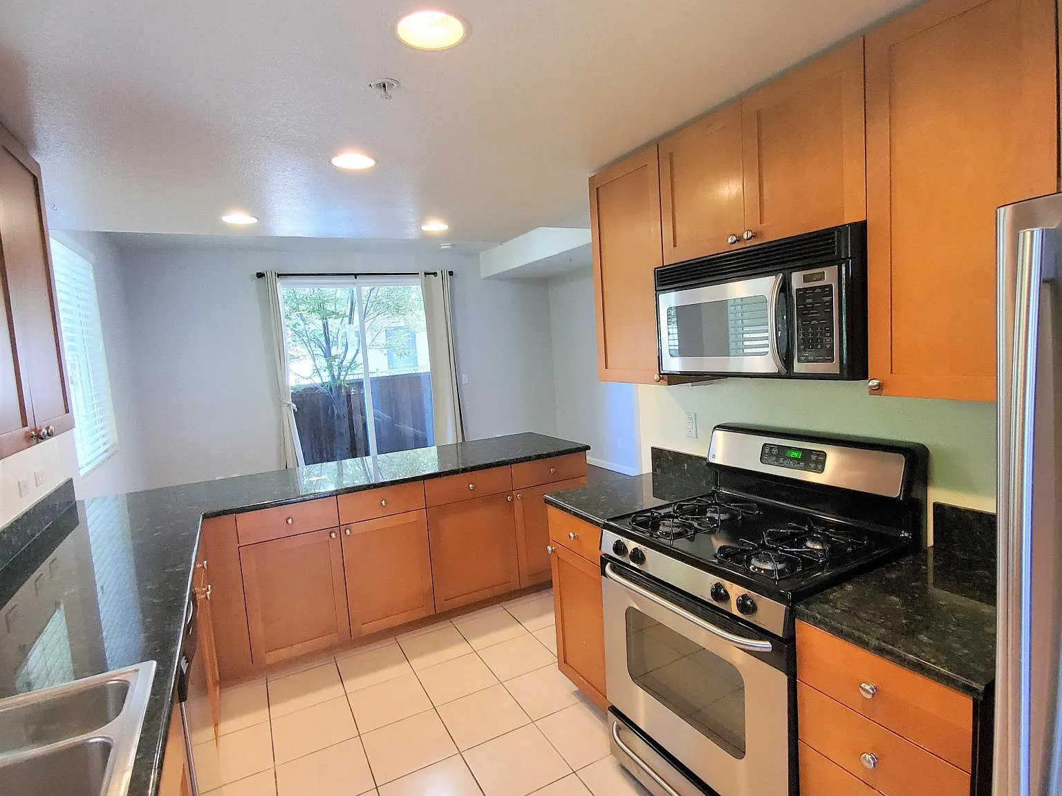 3 bed, 2.5 bath, 1582 sqft, $3,800 — Photo 4