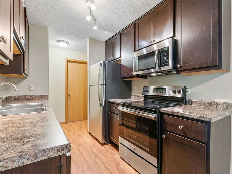 Westwind Apartments — Photo 11