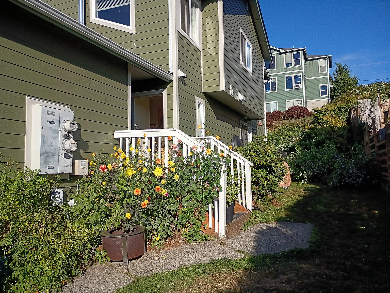 3 bed, 1.5 bath, 1000 sqft, $2,350 — Photo 2