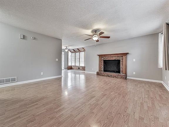 4th image of 2015 Meadows Dr