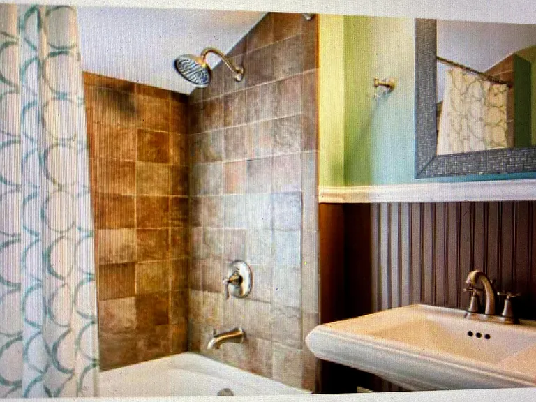Upstairs full bathroom