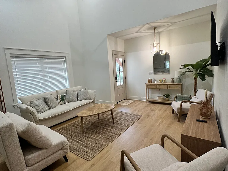 324 Inwood St — Photo 3