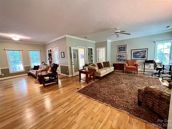 4th image of 625 Carriage Commons Dr