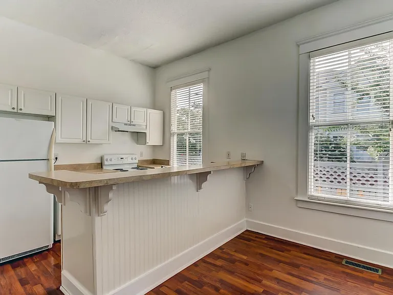 423 E Duffy St — Photo 9