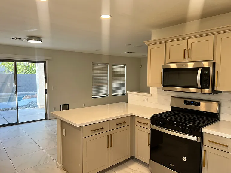 3728 E Liberty Ln — Photo 5