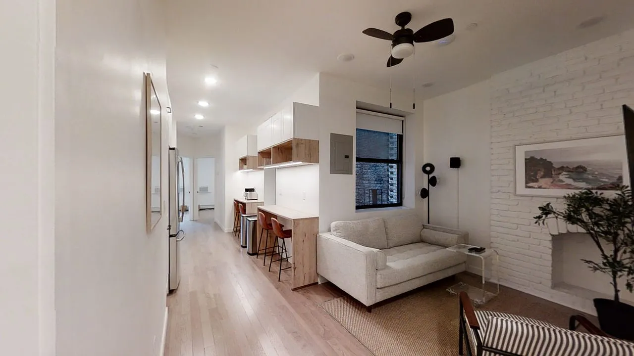 424 W 47th St — Photo 1