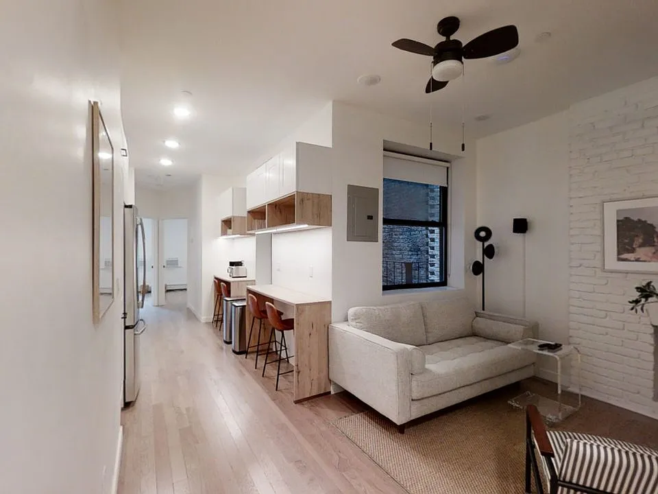 424 W 47th St #1
